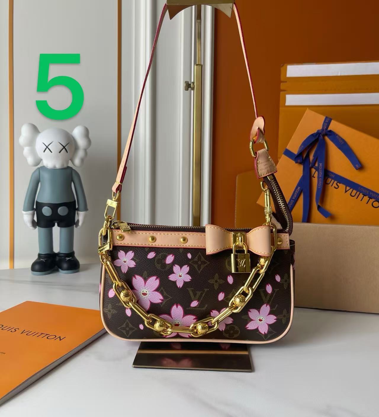 $82-LDN-868 LV gallery