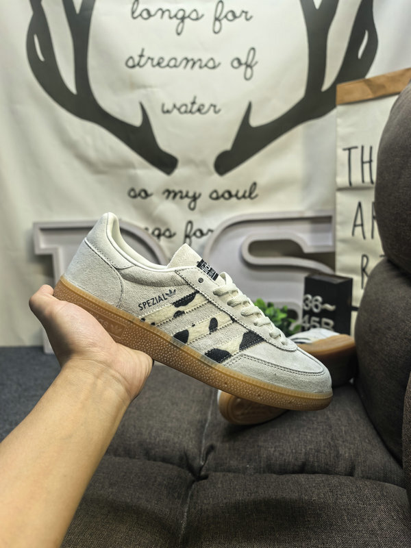 3Q01 Adidas ORIGINALS Handball 48$ gallery