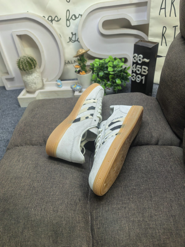 3Q01 Adidas ORIGINALS Handball 48$ gallery