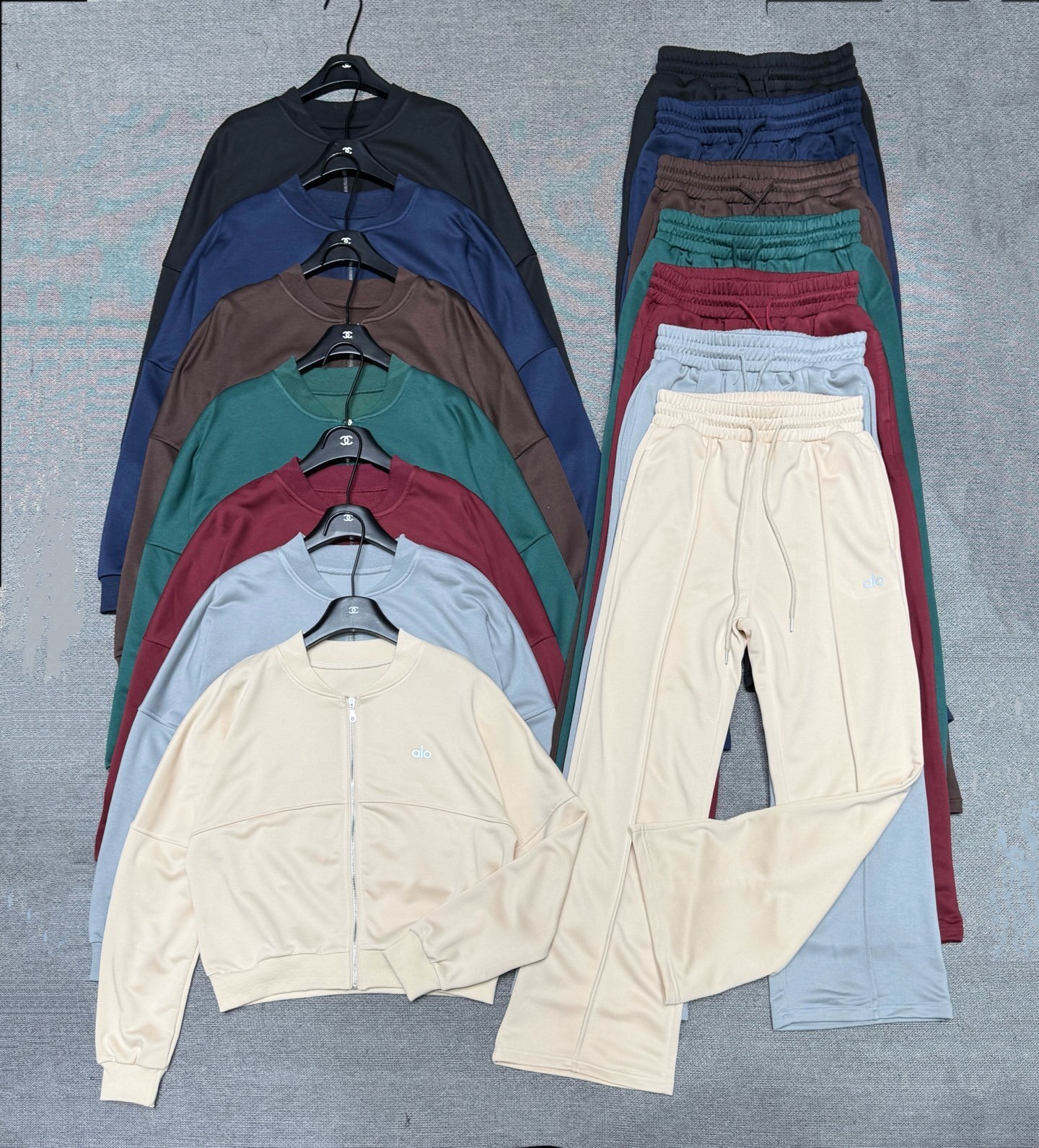 3Q02 Alo Yoga Set $45 gallery