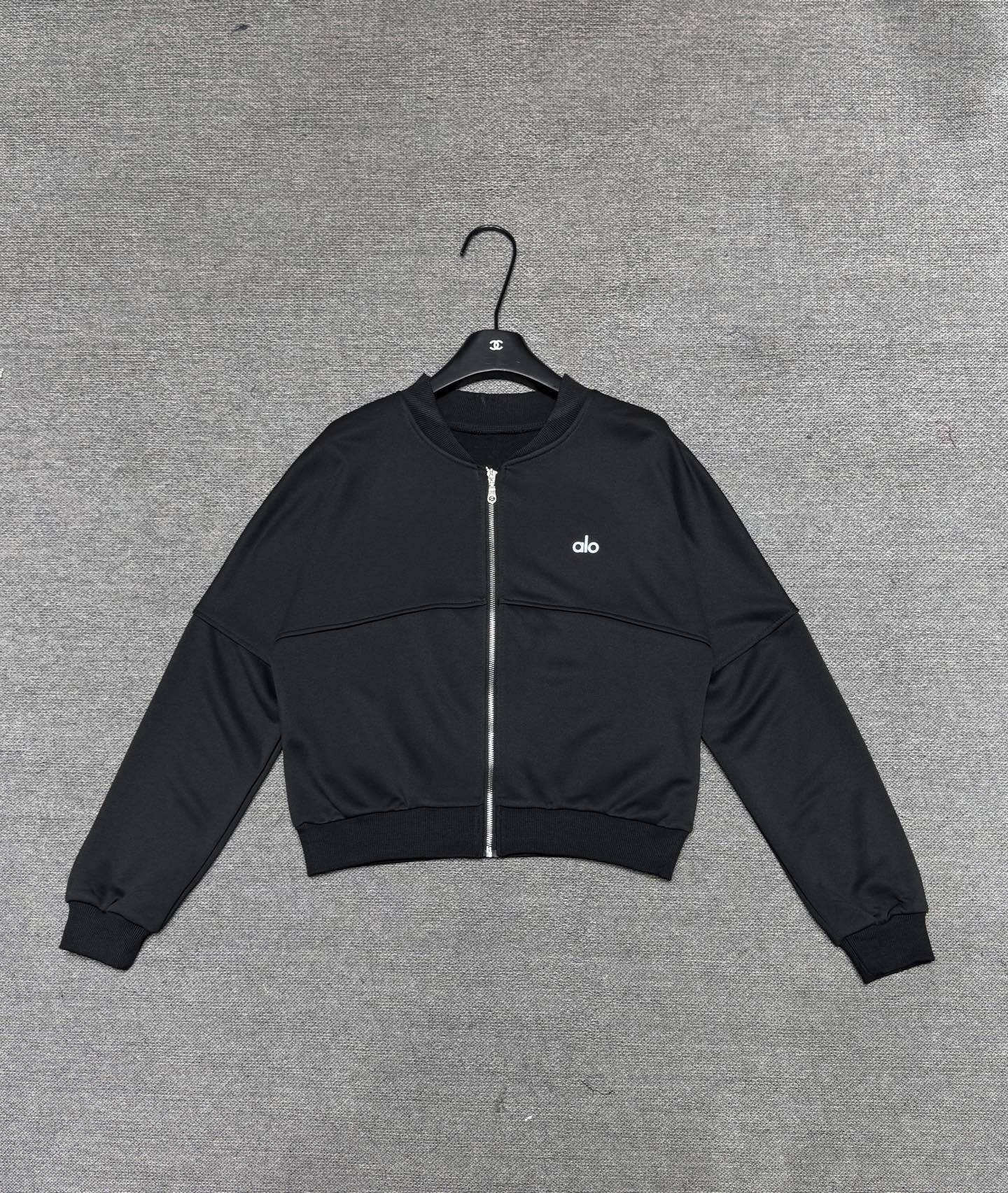 3Q02 Alo Yoga Set $45 gallery