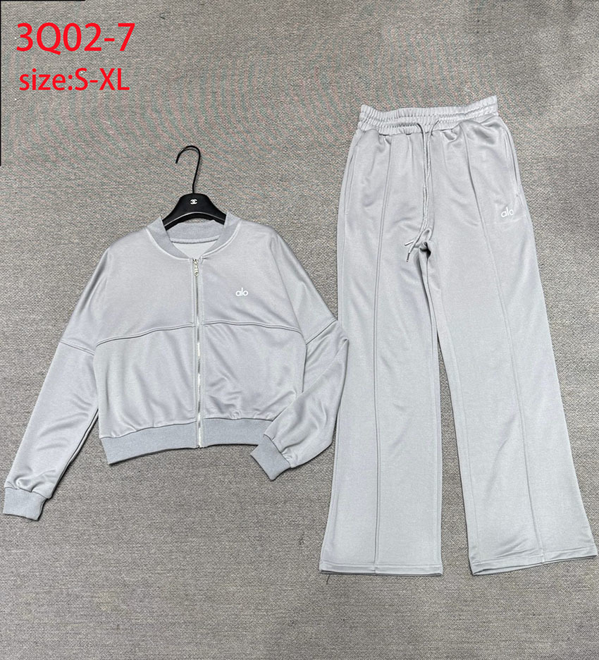 3Q02 Alo Yoga Set $45 gallery