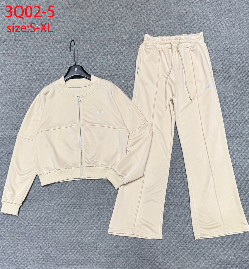 3Q02 Alo Yoga Set $45 gallery