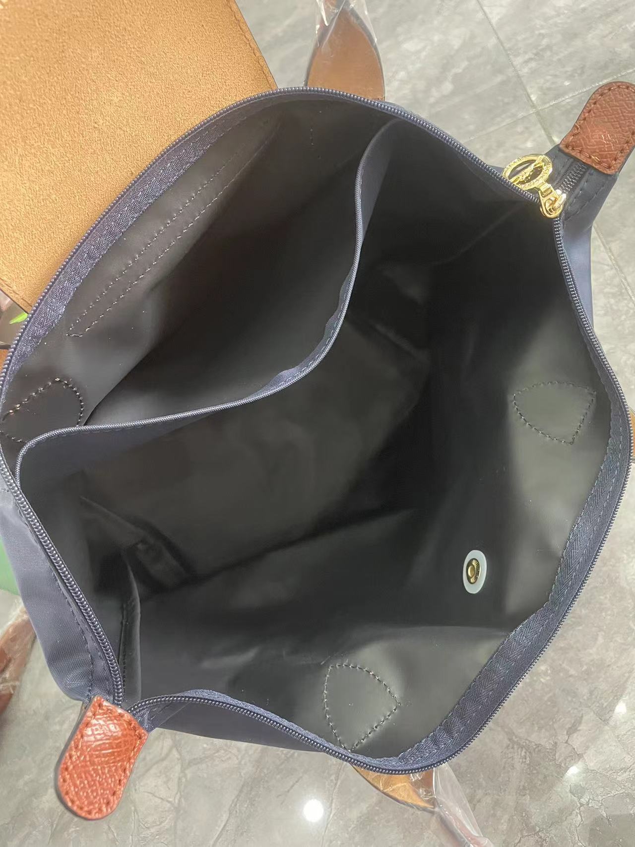 852Y Longchamp nylon bag 33.8$ gallery