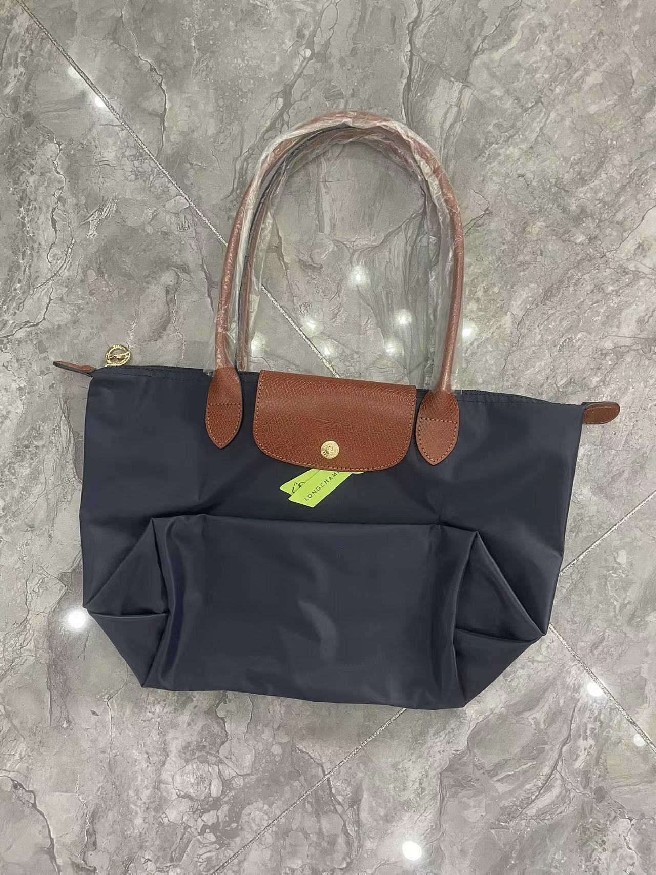 852Y Longchamp nylon bag 33.8$ gallery