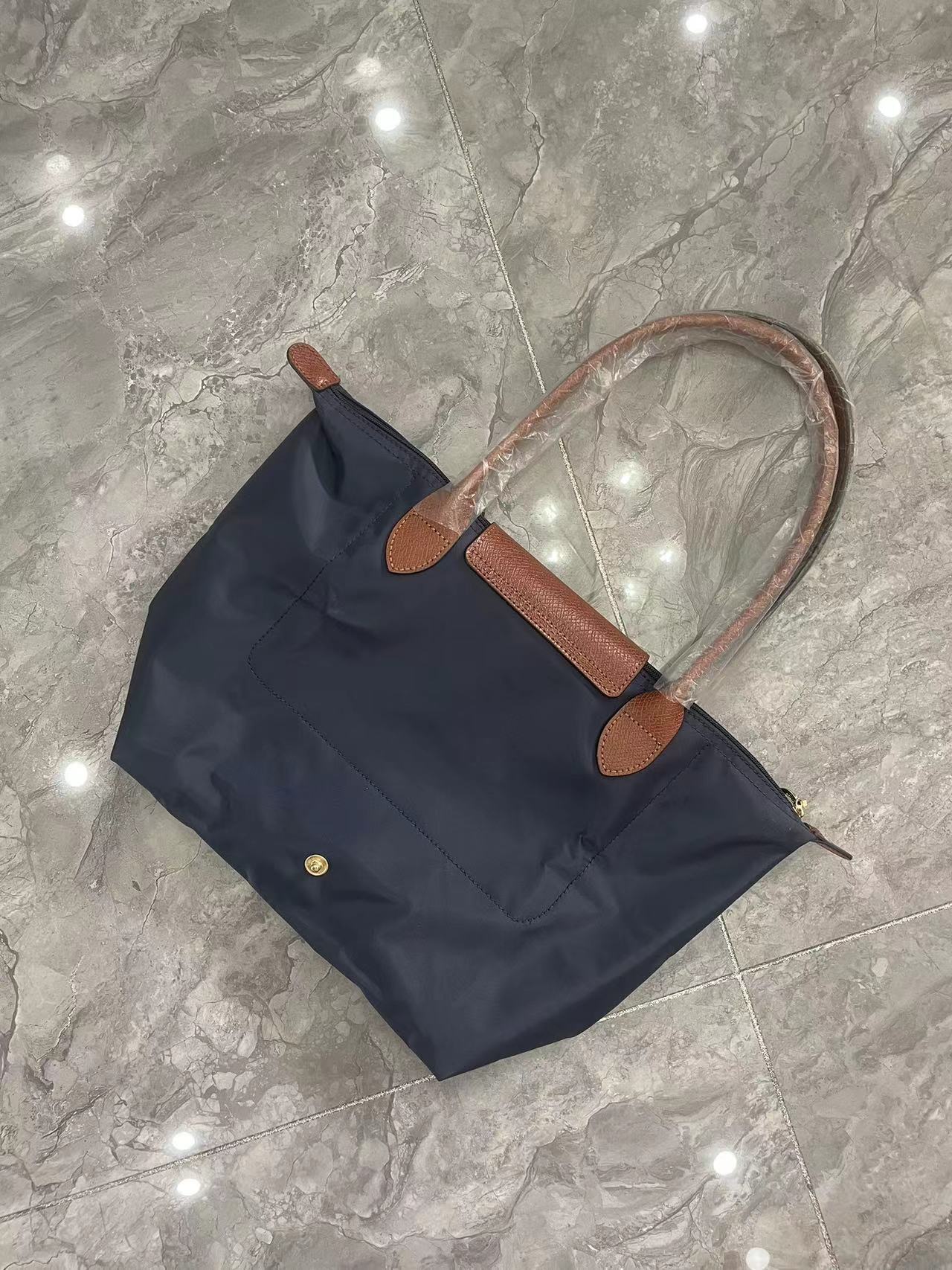 852Y Longchamp nylon bag 33.8$ gallery