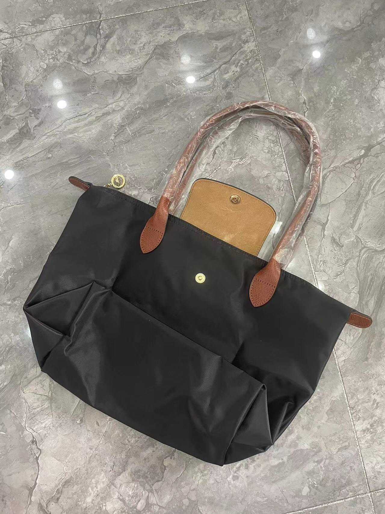 852Y Longchamp nylon bag 33.8$ gallery