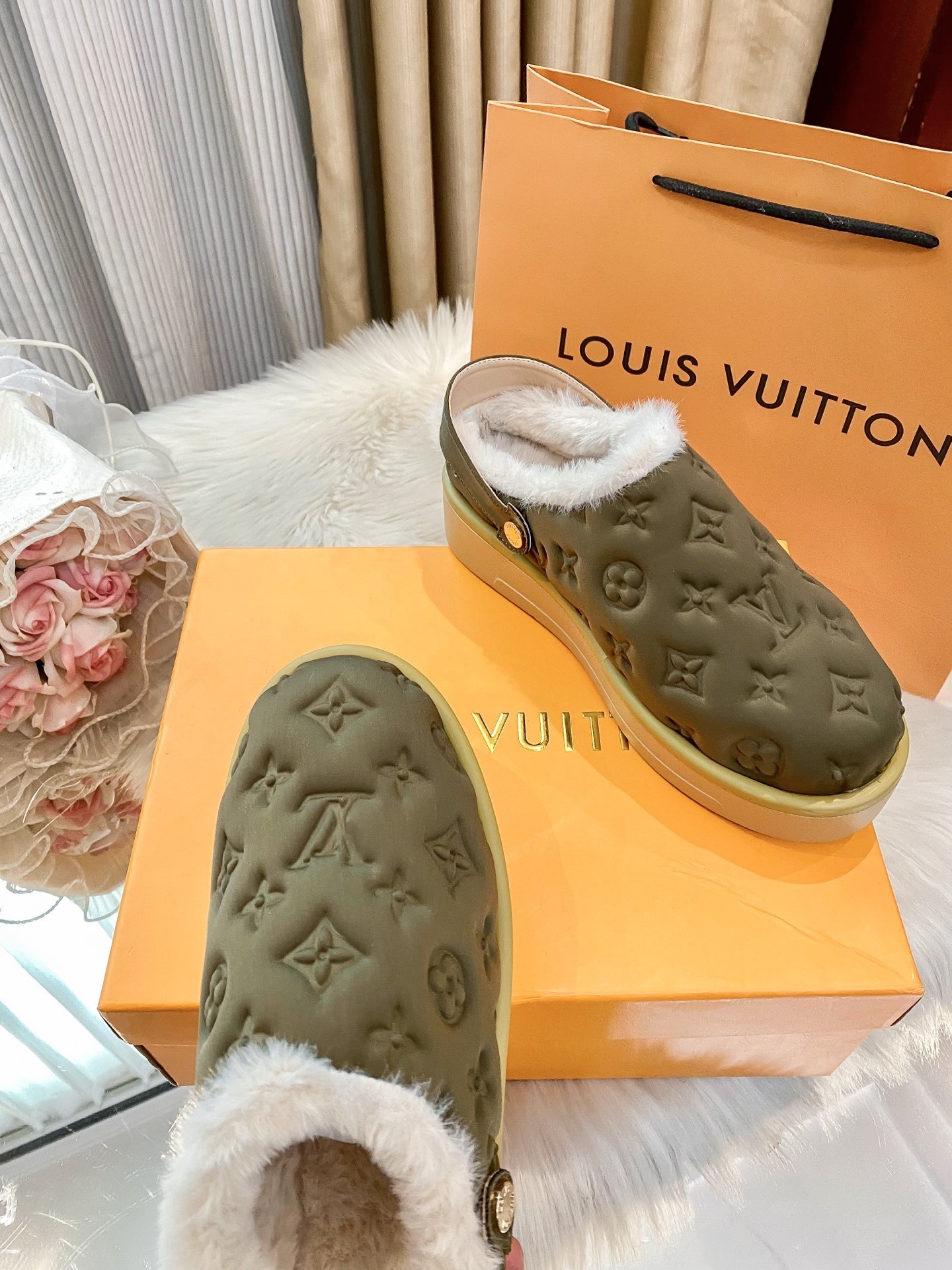 H1R7 LV fluffy slippers 59$ gallery