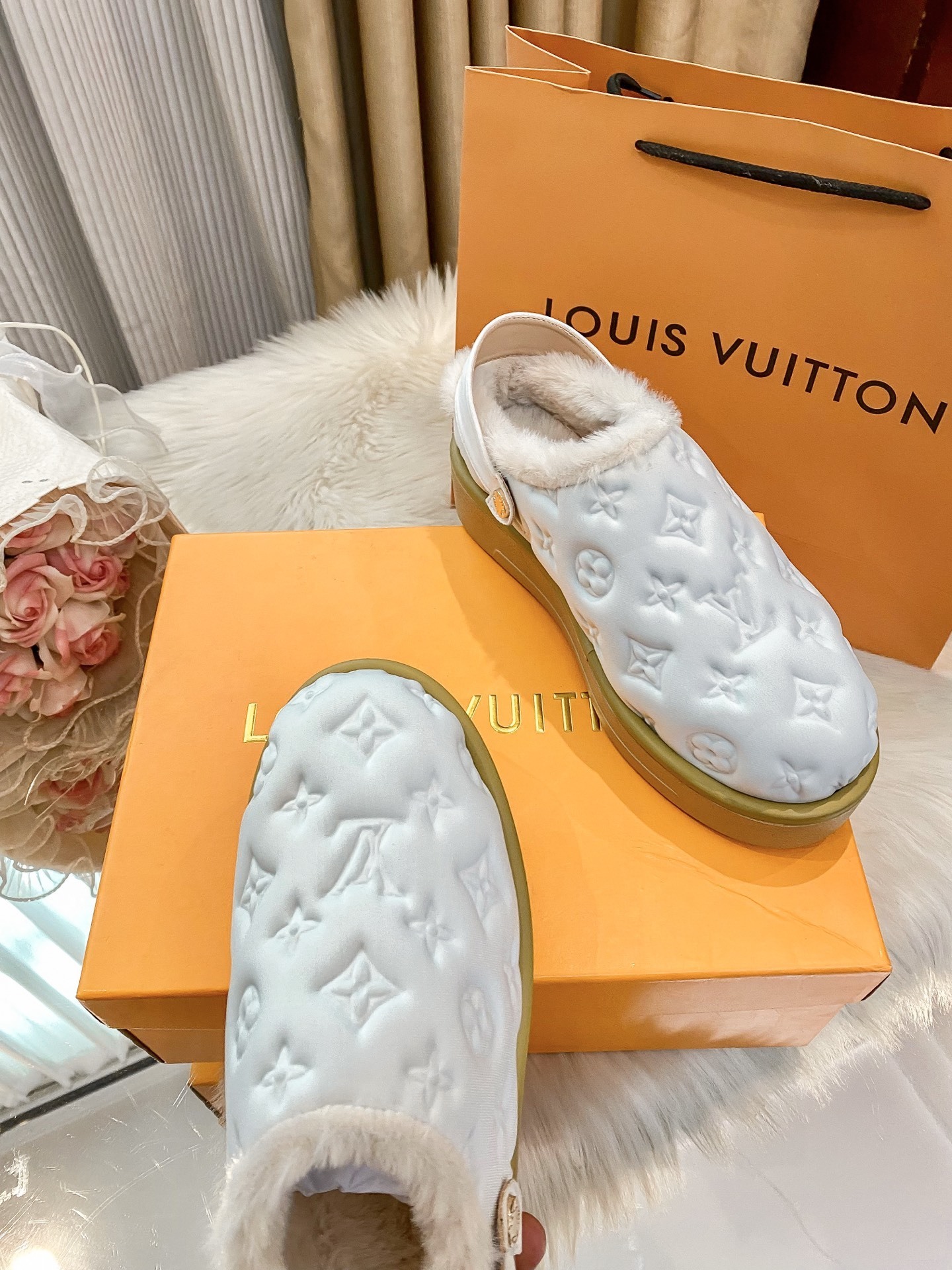 H1R7 LV fluffy slippers 59$ gallery