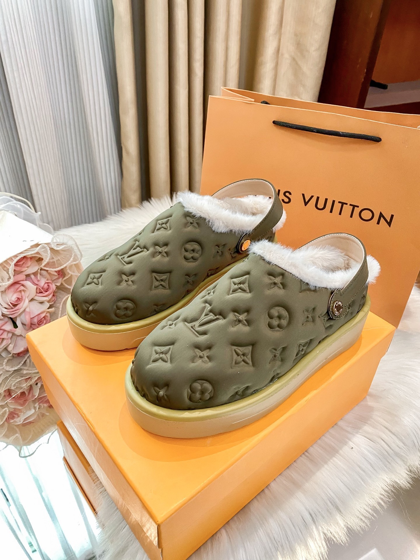 H1R7 LV fluffy slippers 59$ gallery