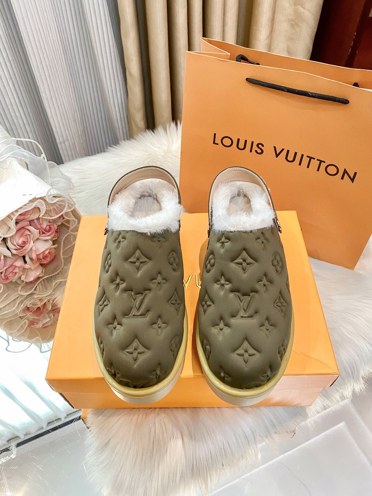 H1R7 LV fluffy slippers 59$ gallery