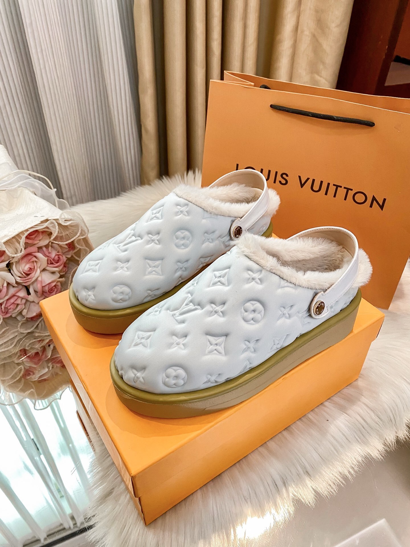 H1R7 LV fluffy slippers 59$ gallery