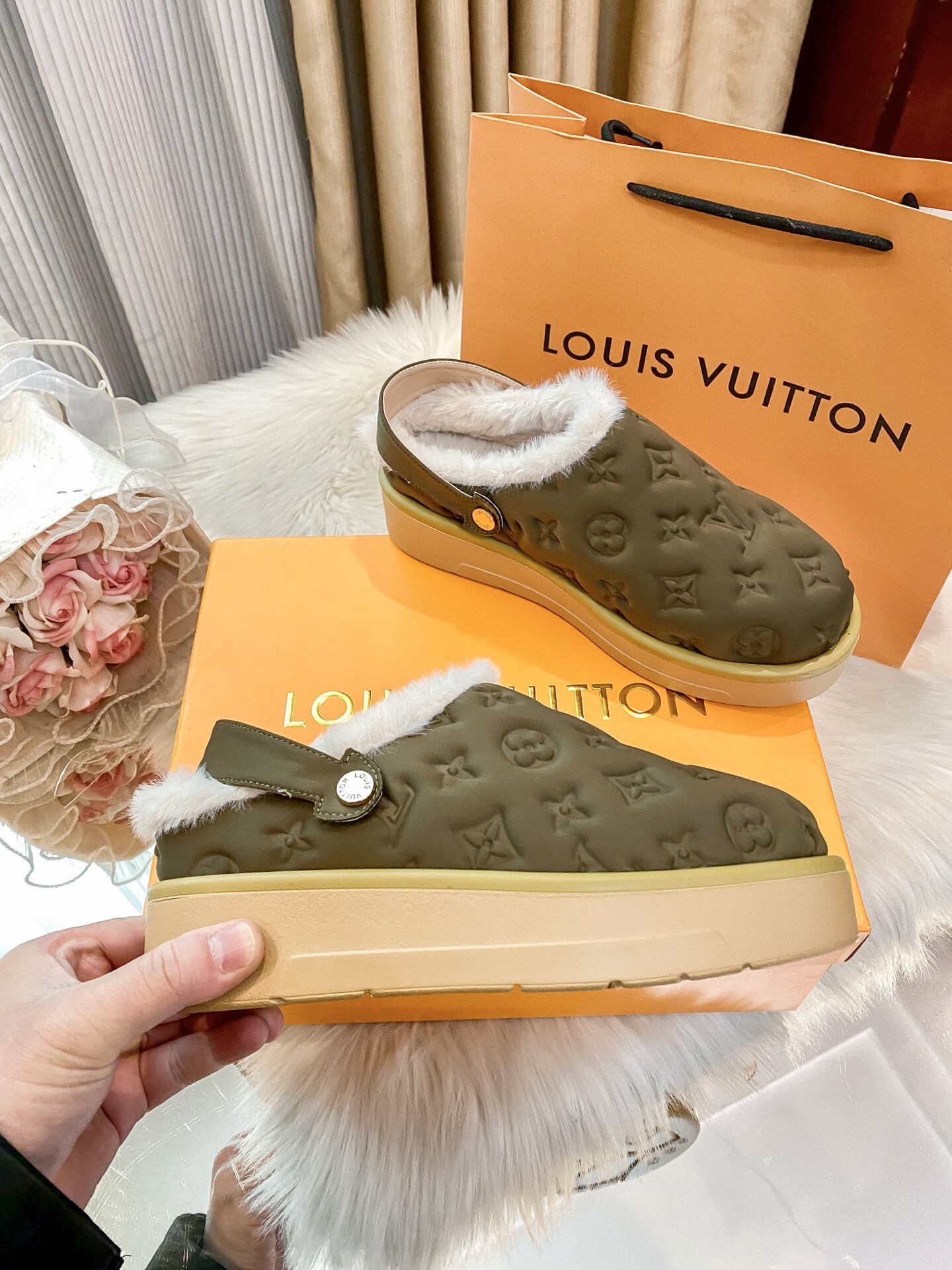 H1R7 LV fluffy slippers 59$ gallery