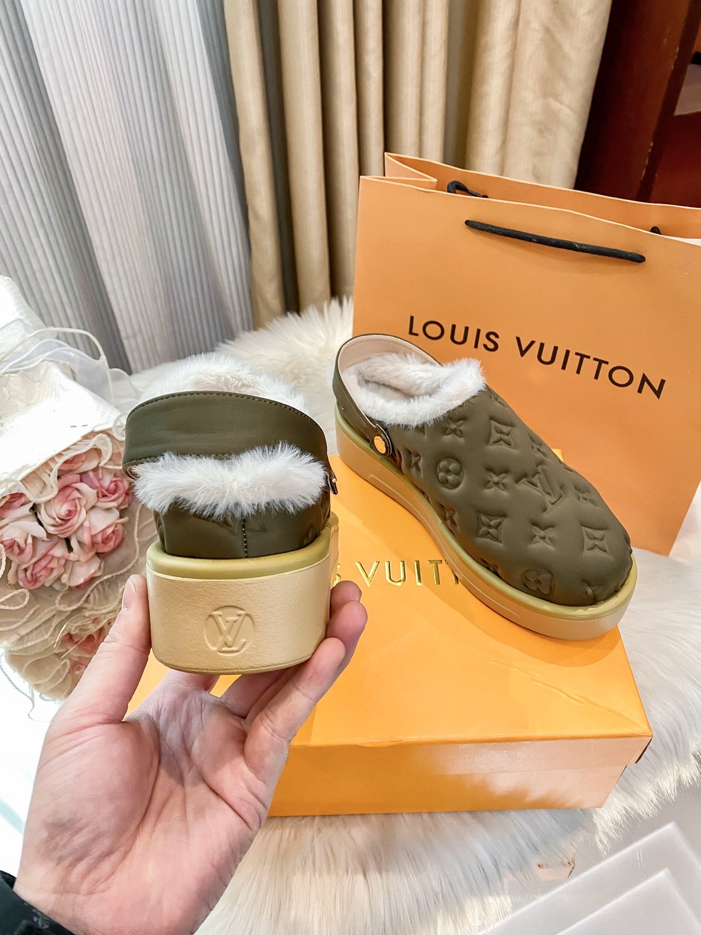 H1R7 LV fluffy slippers 59$ gallery