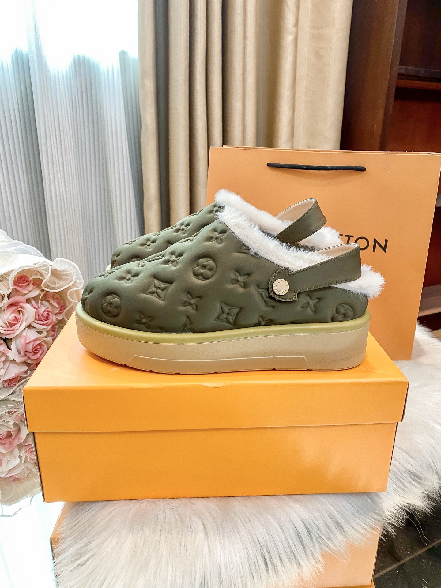 H1R7 LV fluffy slippers 59$ gallery