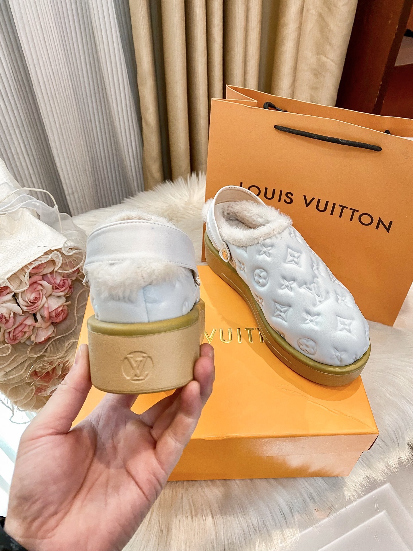 H1R7 LV fluffy slippers 59$ gallery