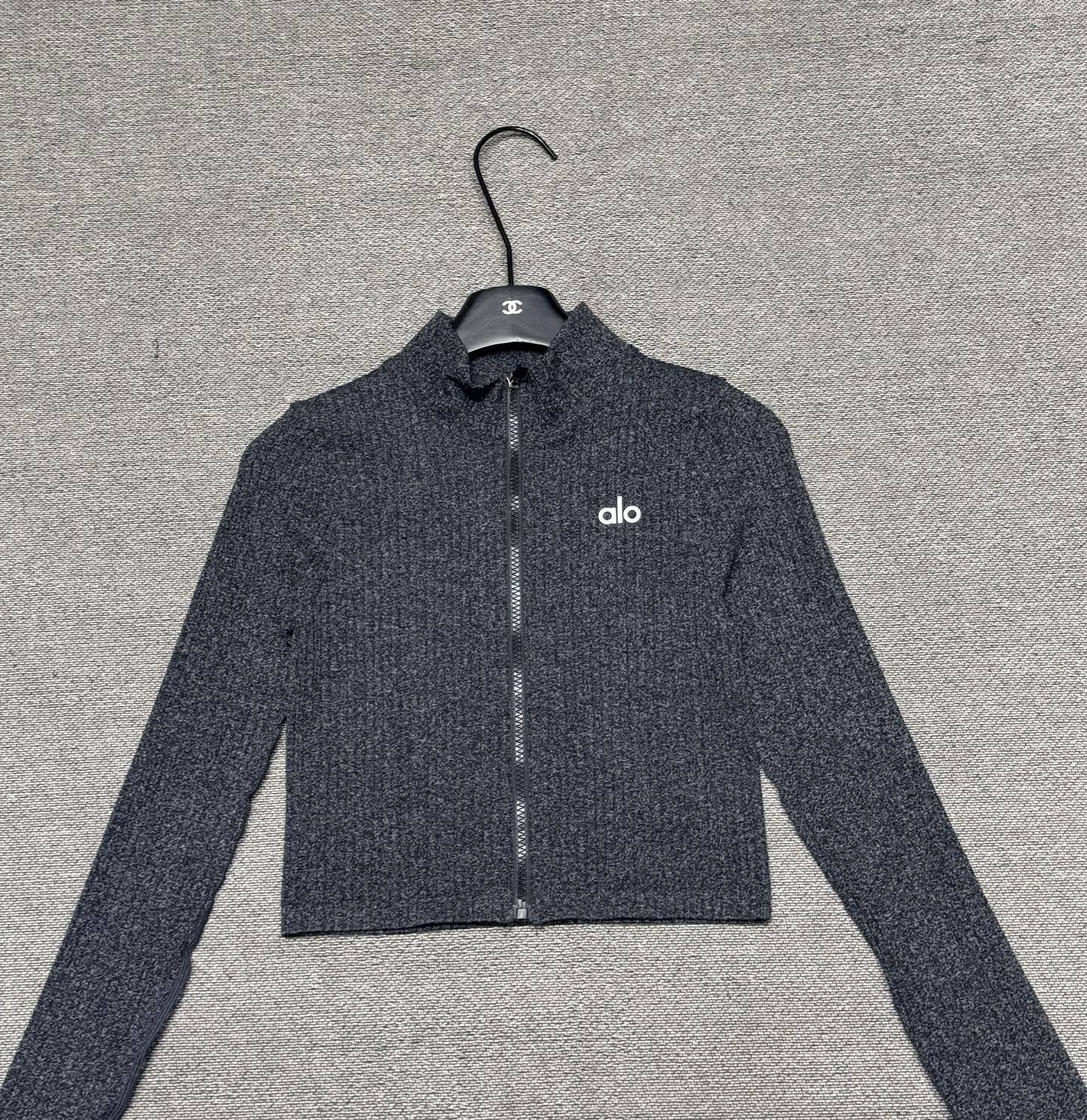 W694 Alo Yoga Set $58.9 gallery