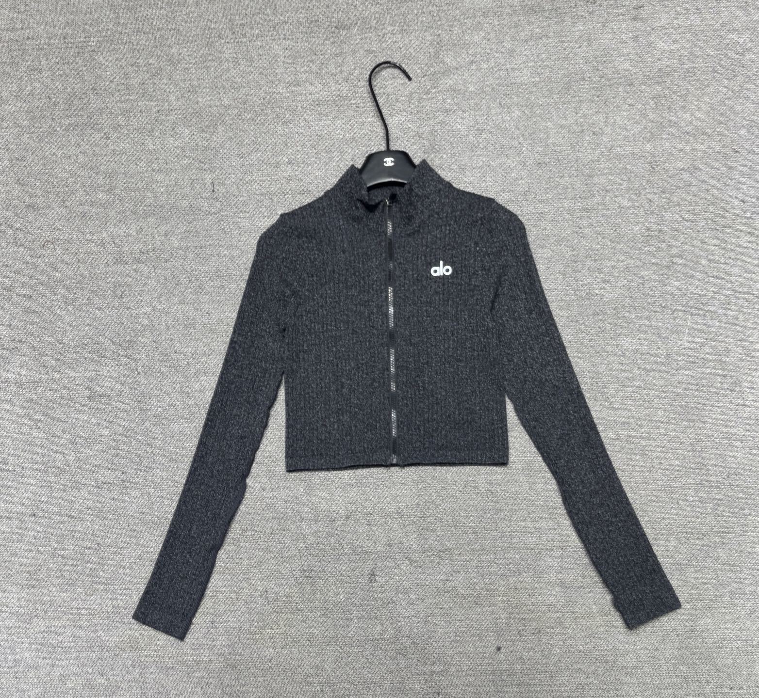 W694 Alo Yoga Set $58.9 gallery