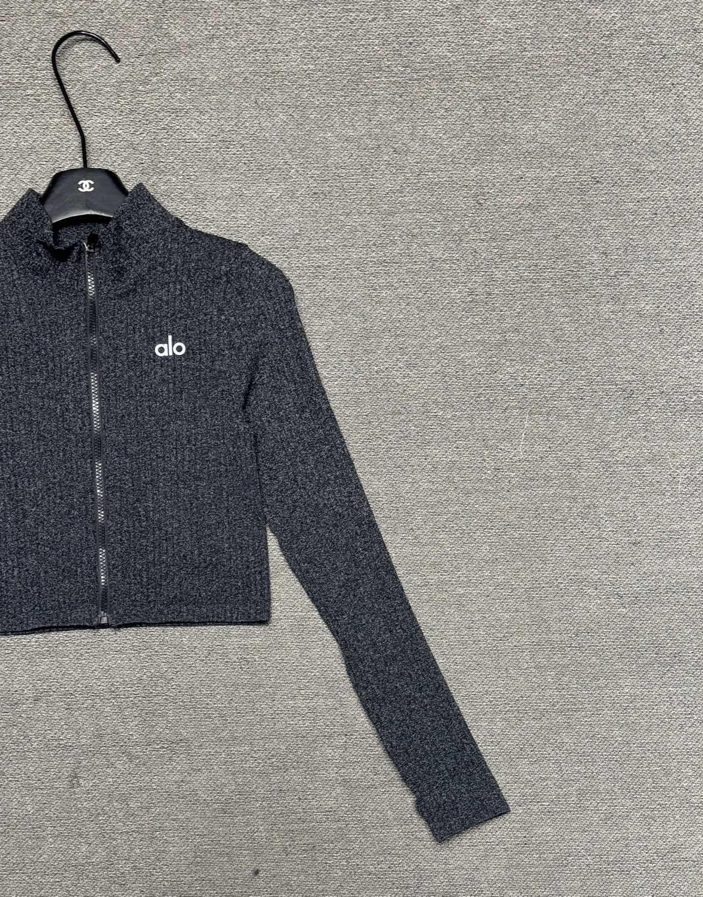 W694 Alo Yoga Set $58.9 gallery