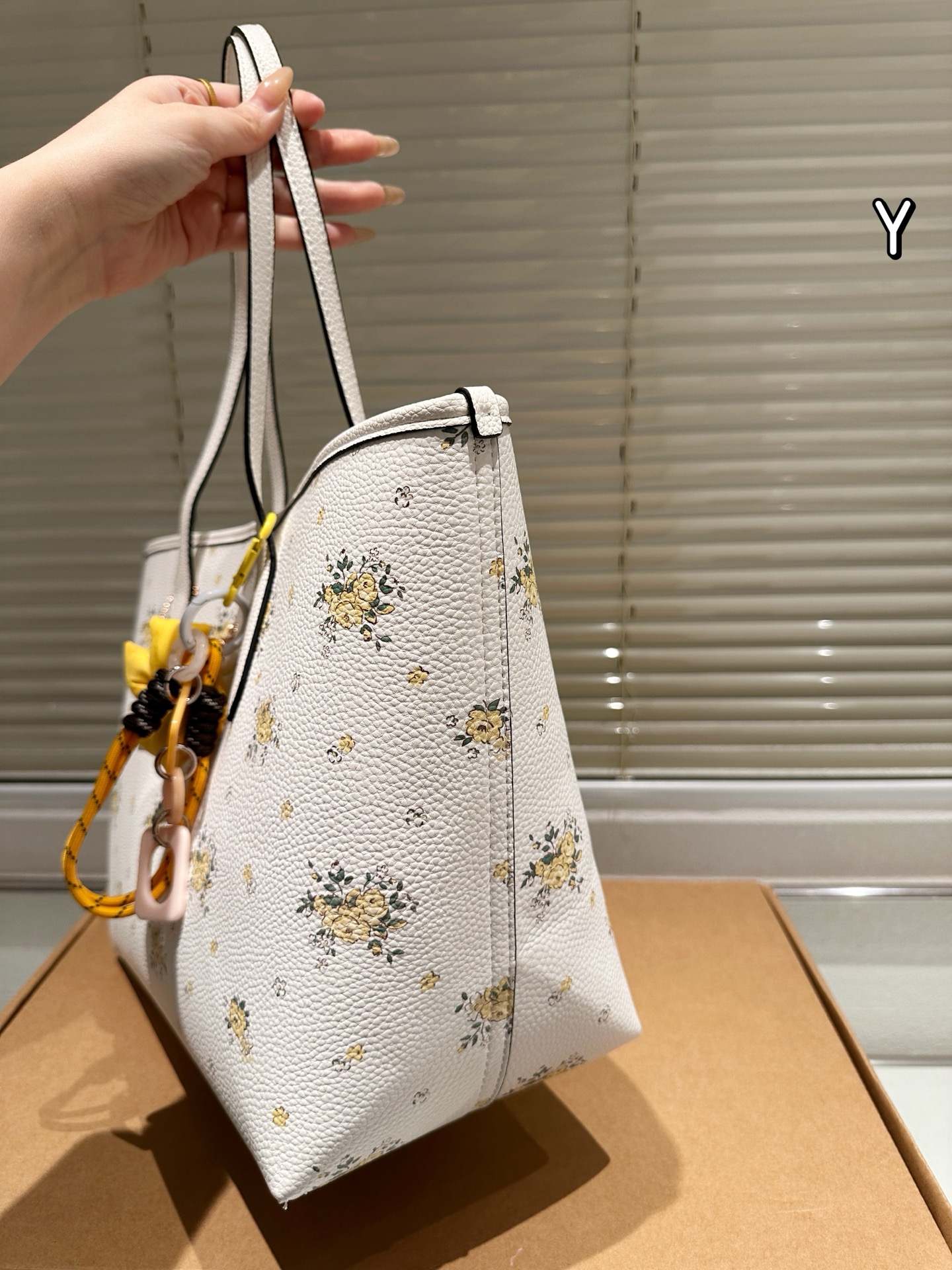 26010-COACH-535 gallery