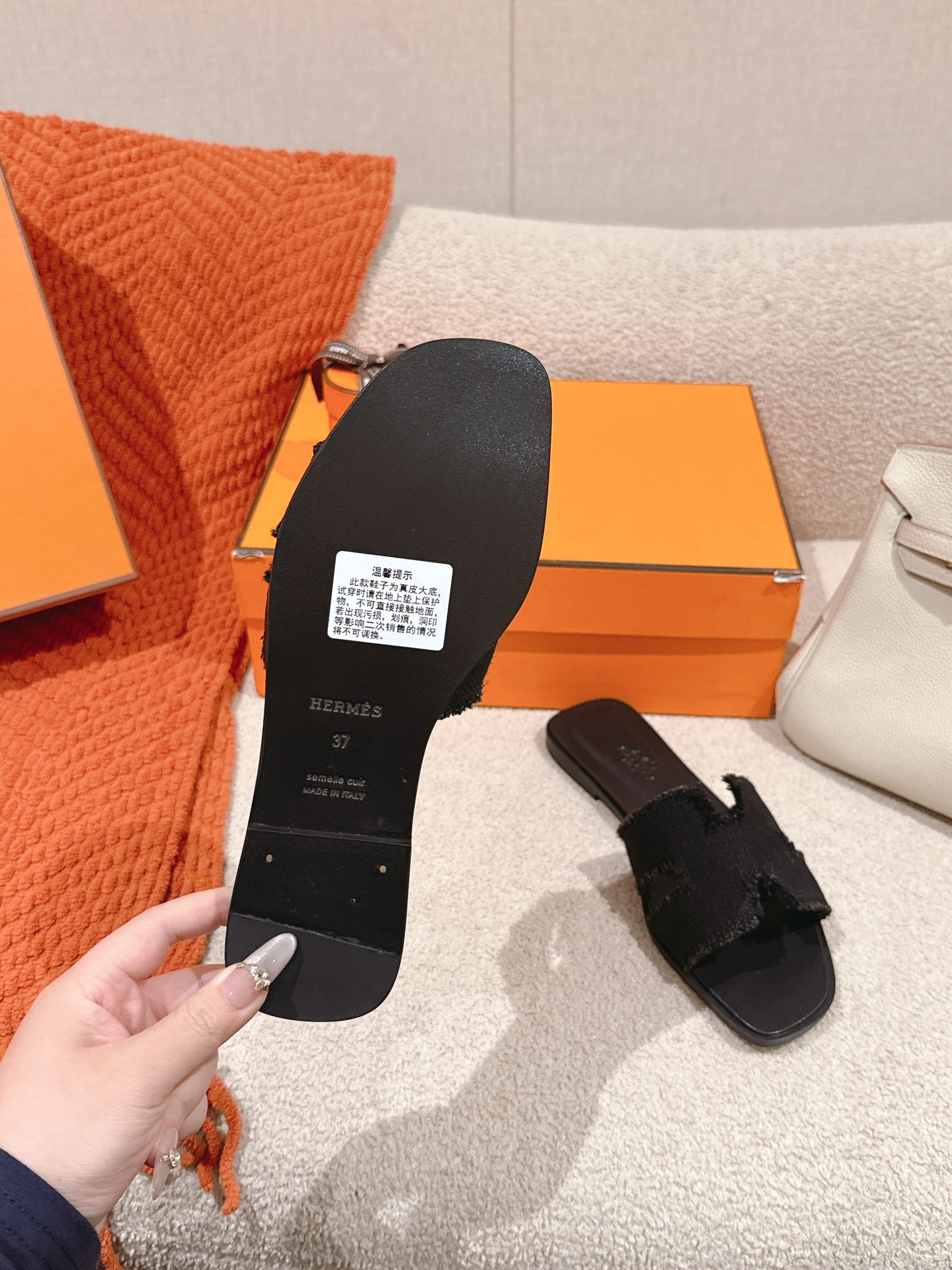 26037-Hermes-820 gallery