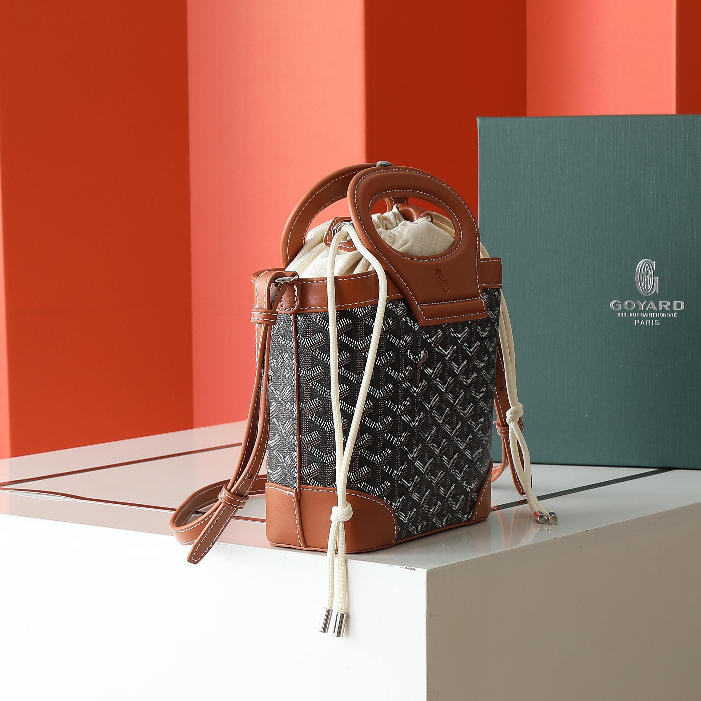 26242 GOYARD 695 gallery