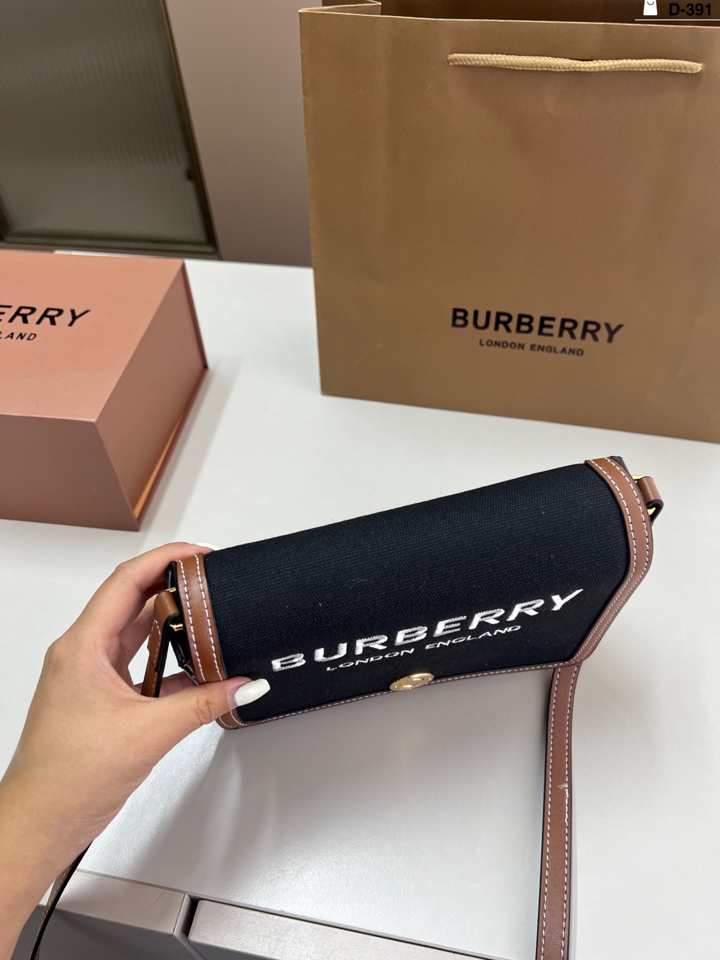 26247 Burberry 420 gallery