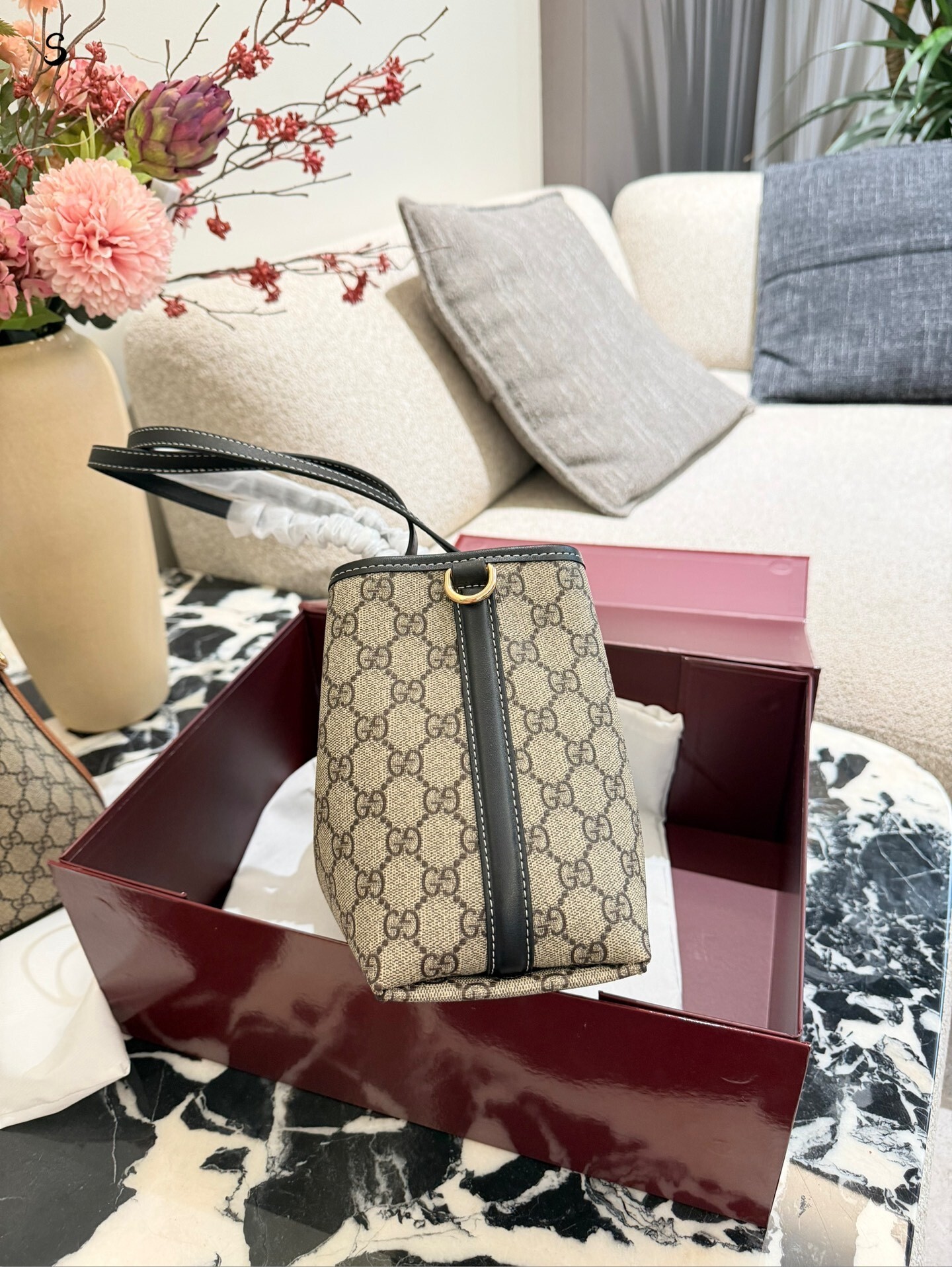 27054-Gucci-525 gallery