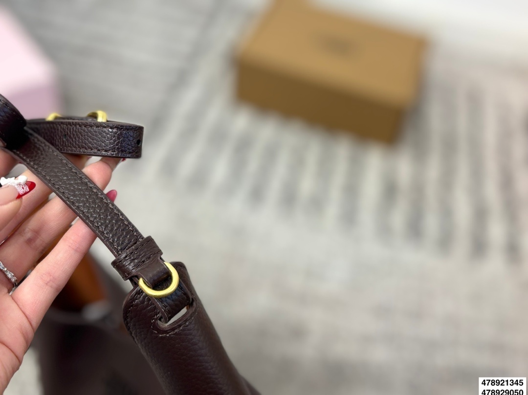 27191-miumiu-695 gallery