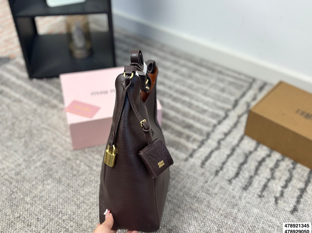 27191-miumiu-695 gallery