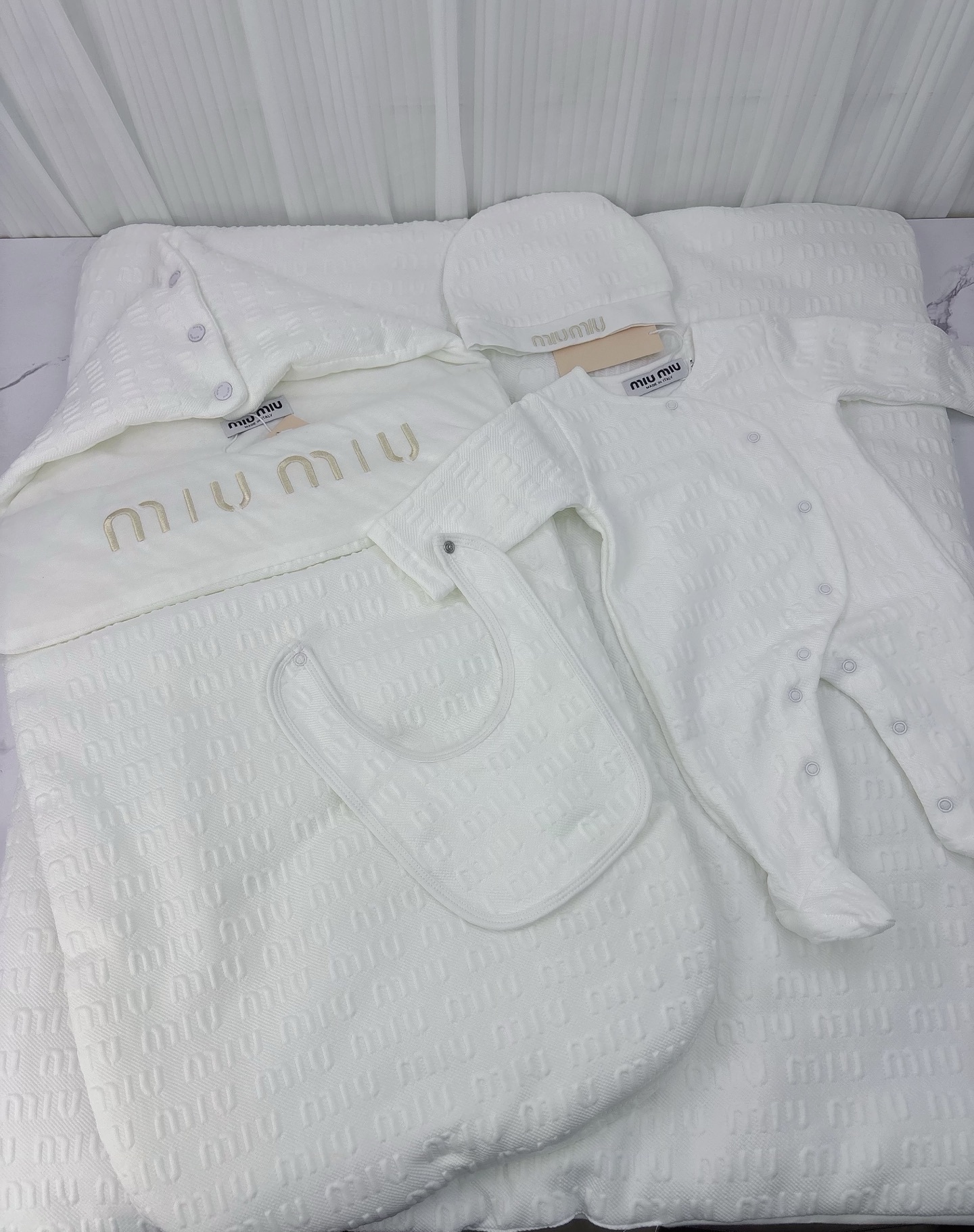 27215-miumiu-685 gallery