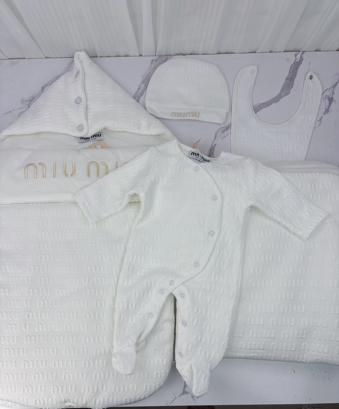 27215-miumiu-685 gallery