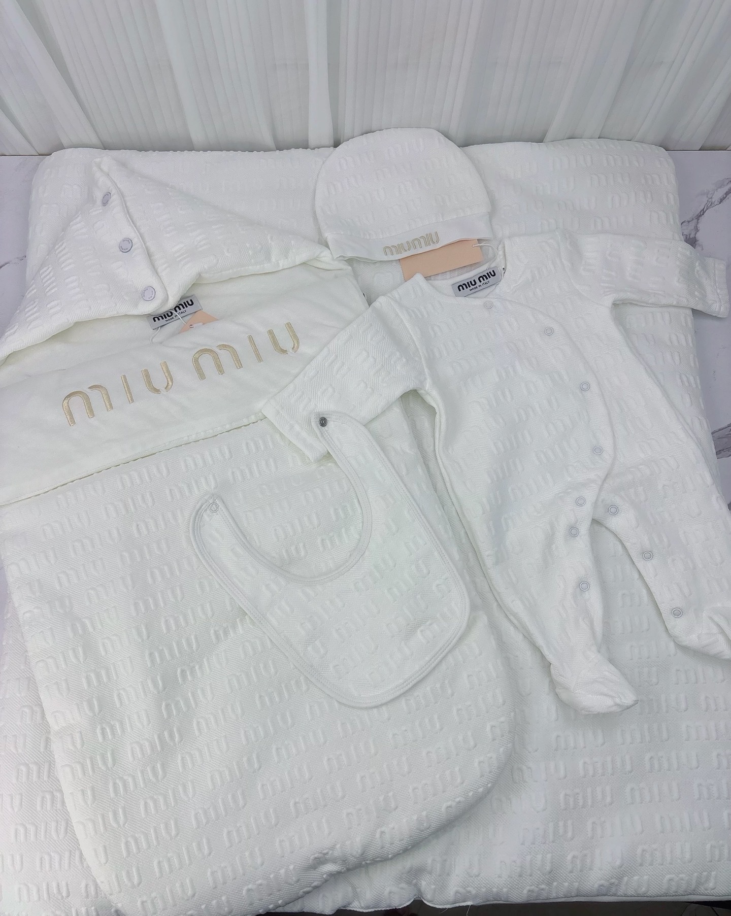 27215-miumiu-685 gallery