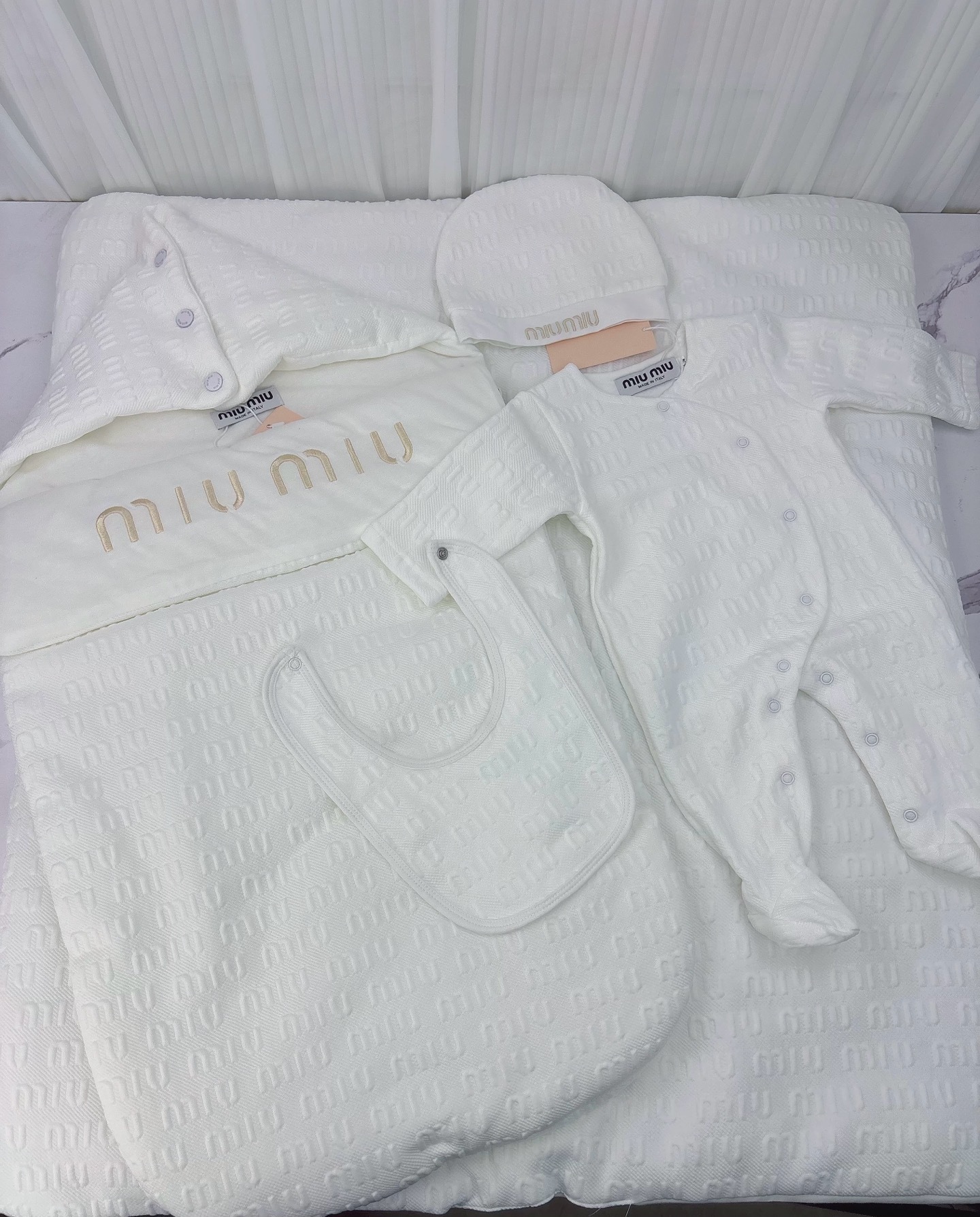 27215-miumiu-685 gallery