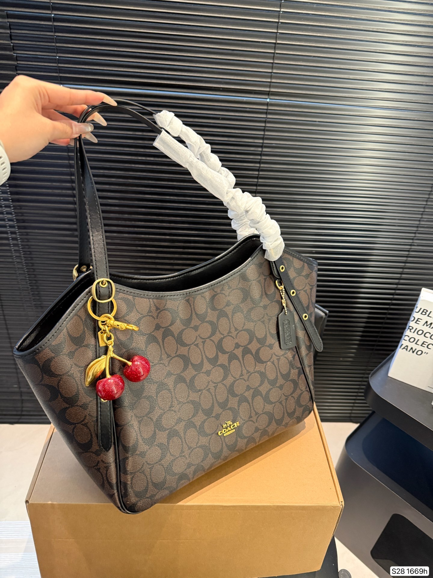 27220-COACH-540 gallery