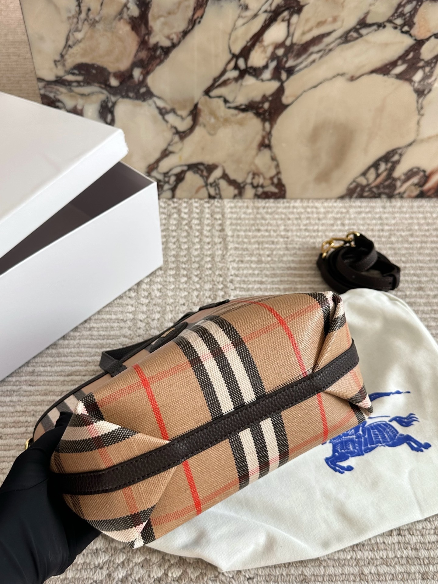 27247-Burberry-=540 gallery