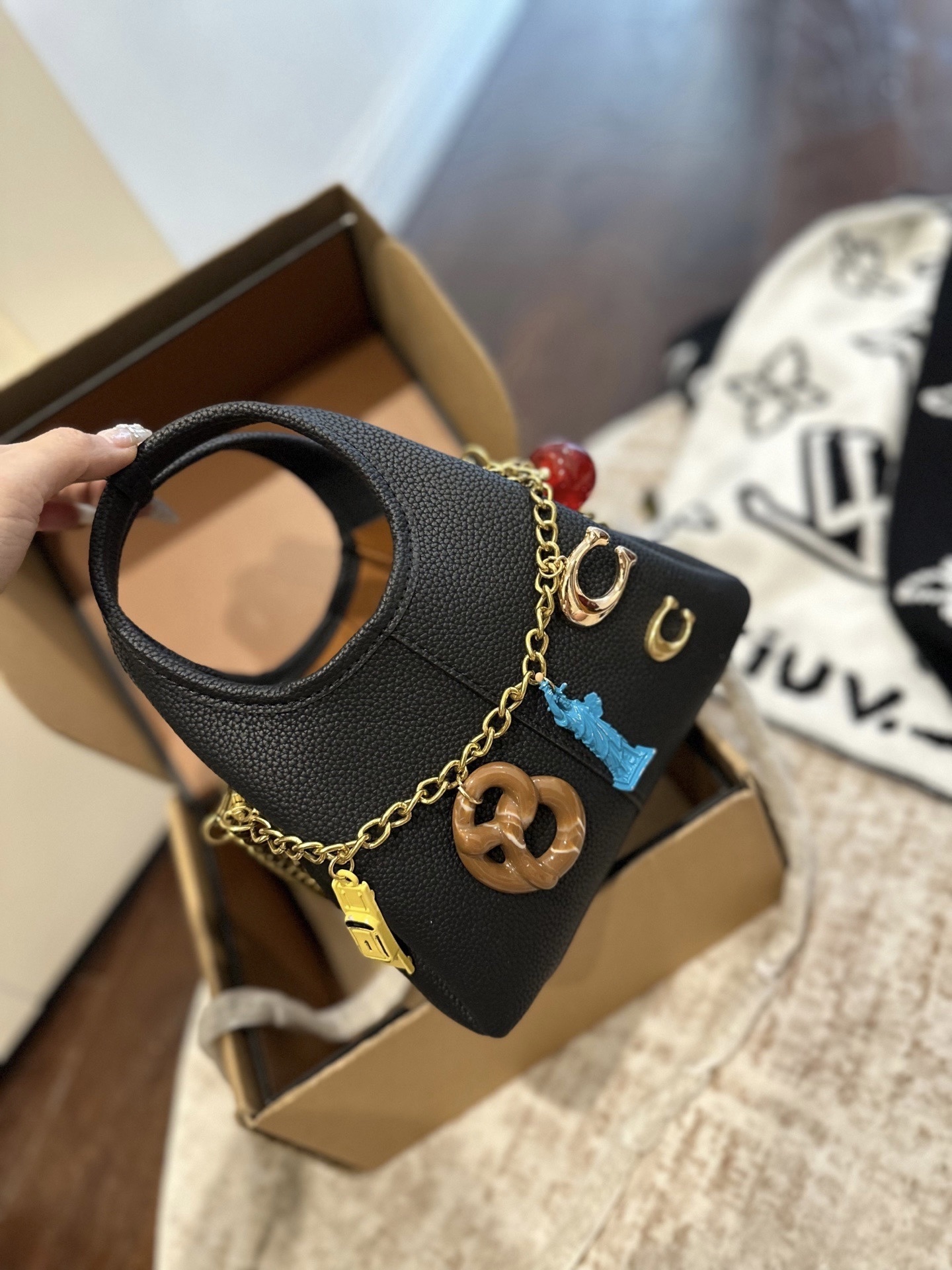 27253-COACH-499 gallery