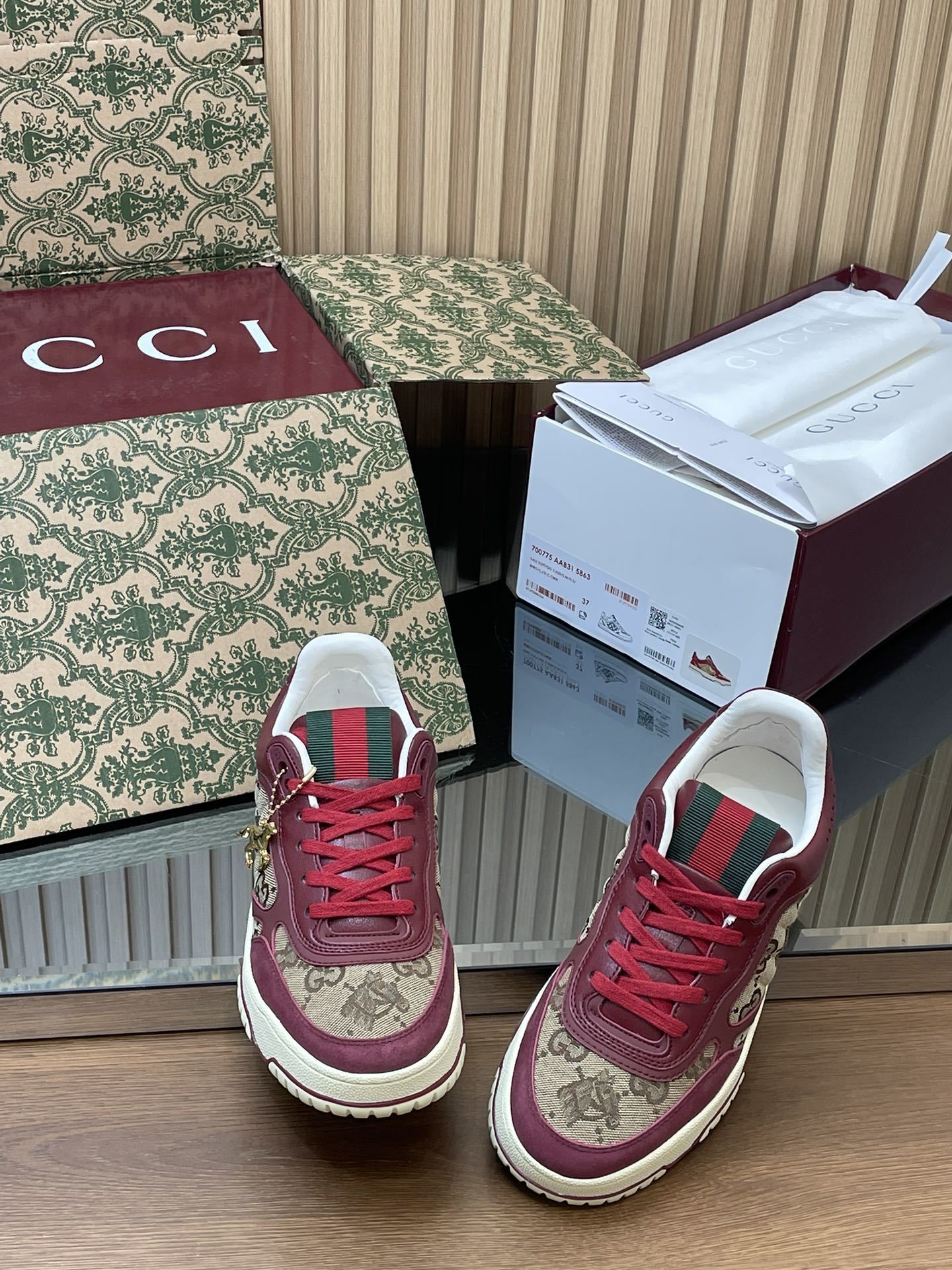 27281-Gucci-990 gallery