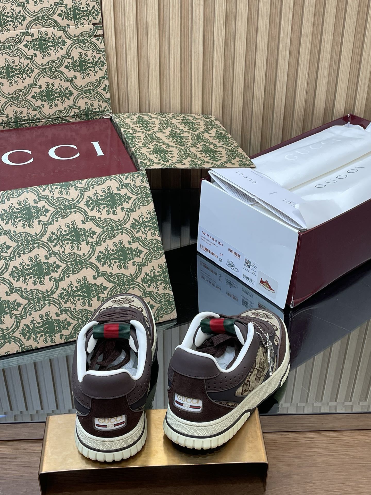 27281-Gucci-990 gallery