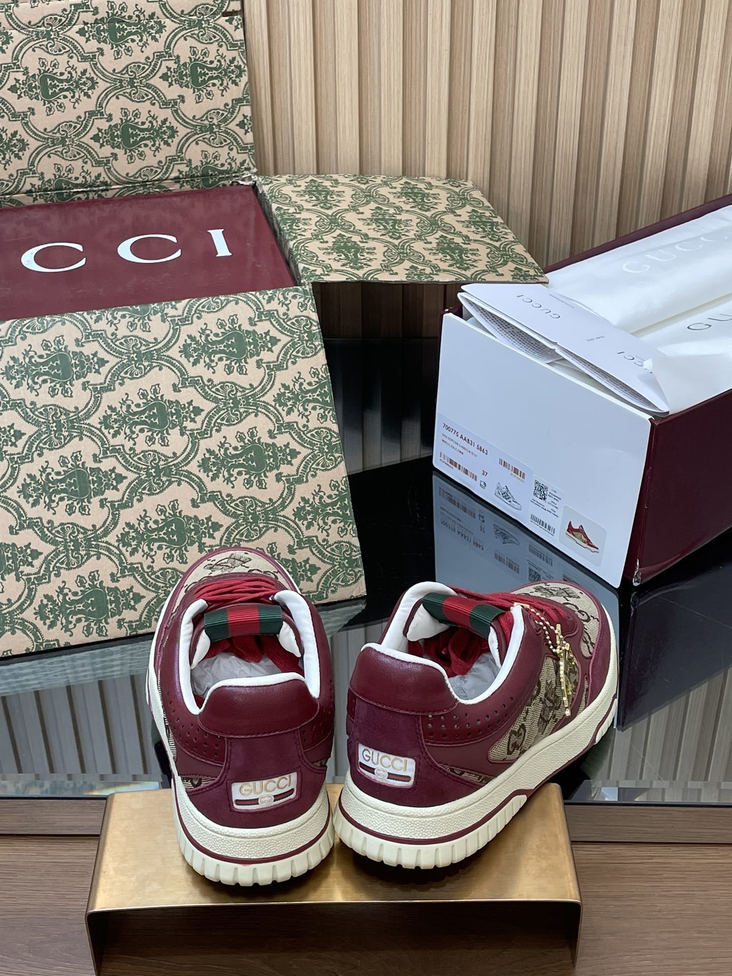 27281-Gucci-990 gallery
