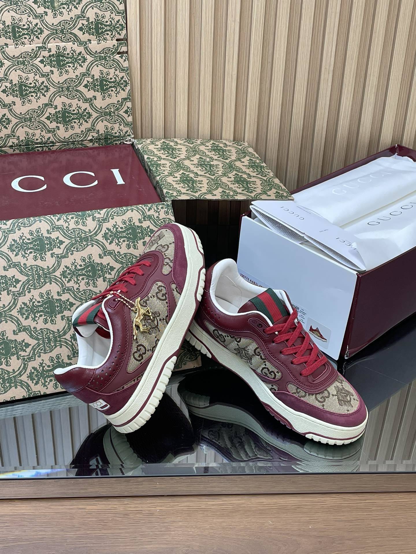 27281-Gucci-990 gallery
