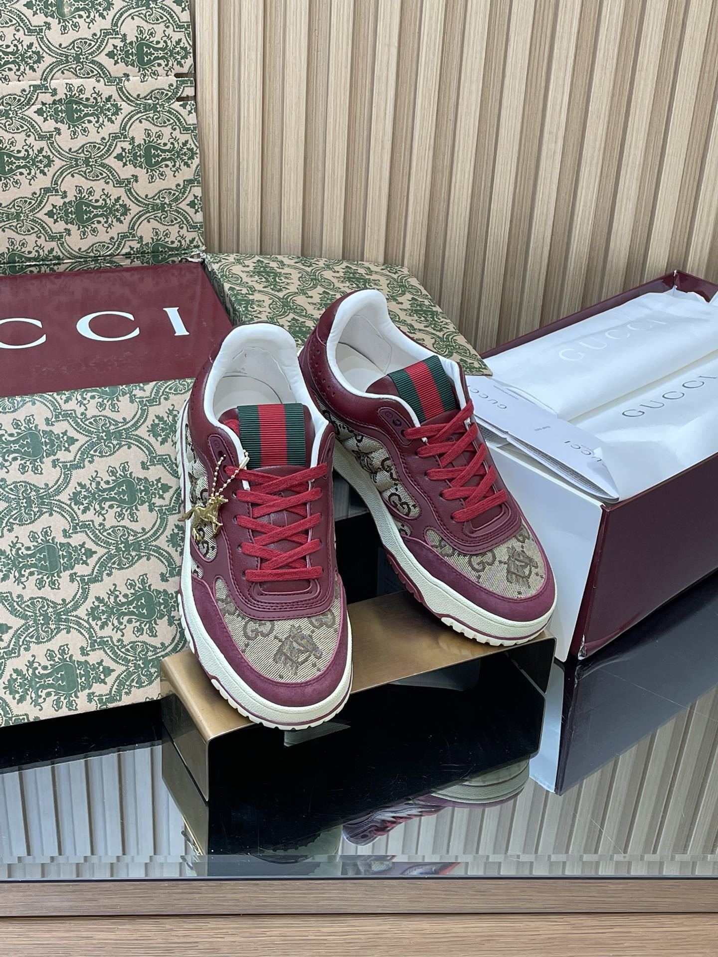 27281-Gucci-990 gallery