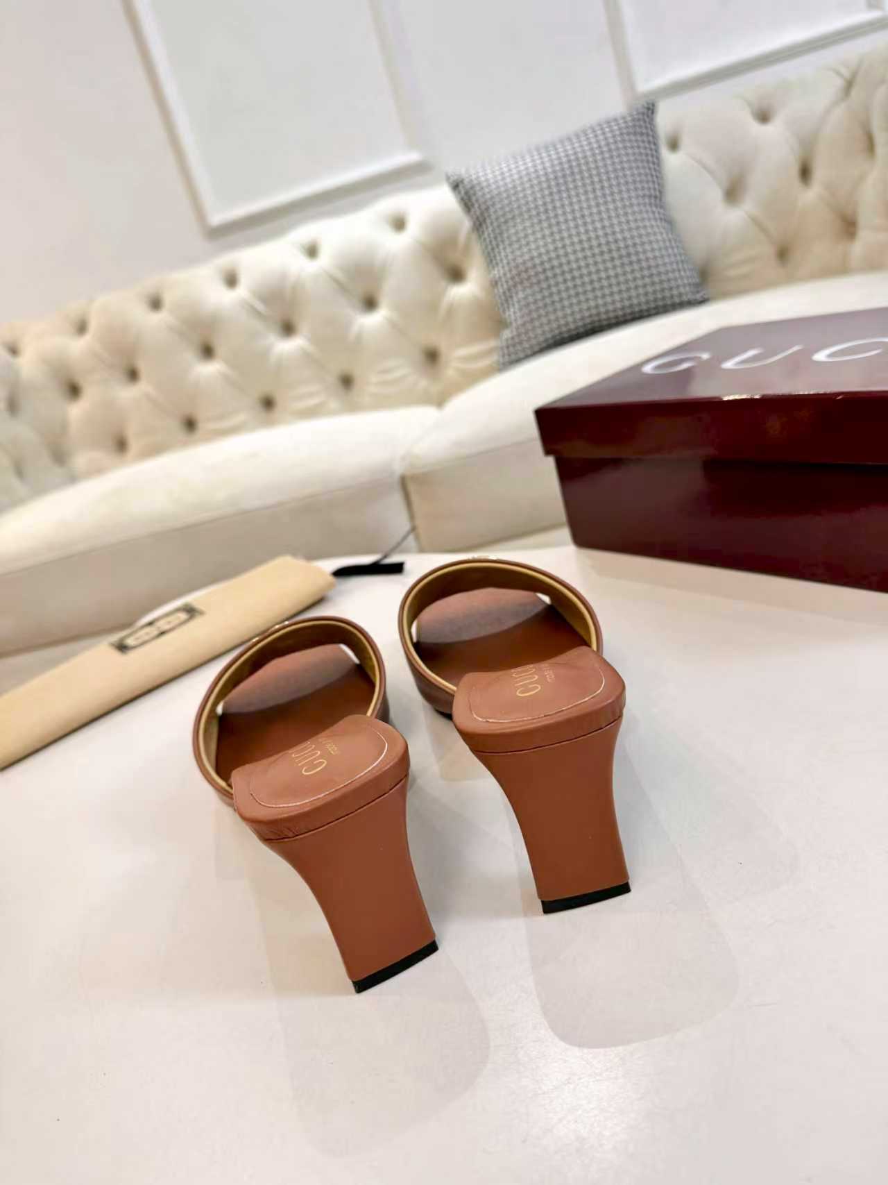 27283-Gucci-735 gallery