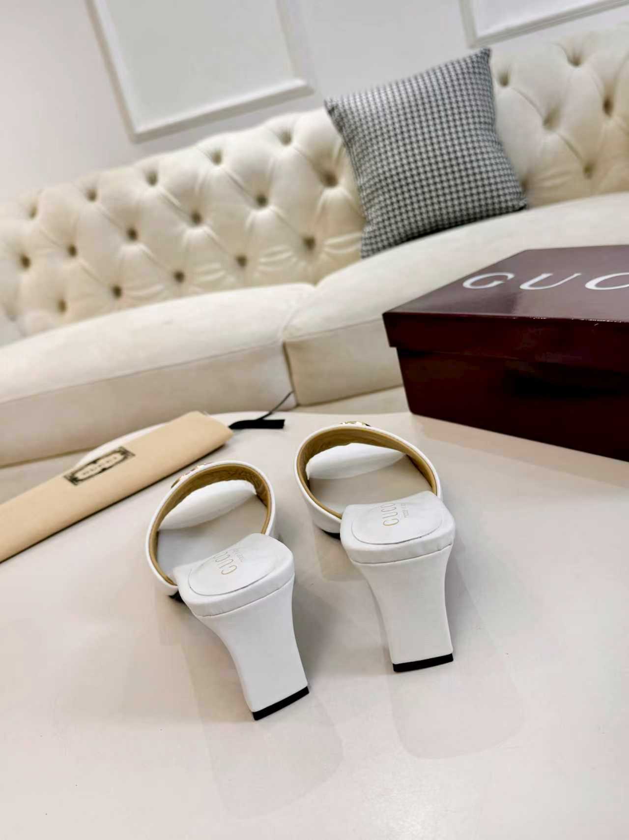 27283-Gucci-735 gallery