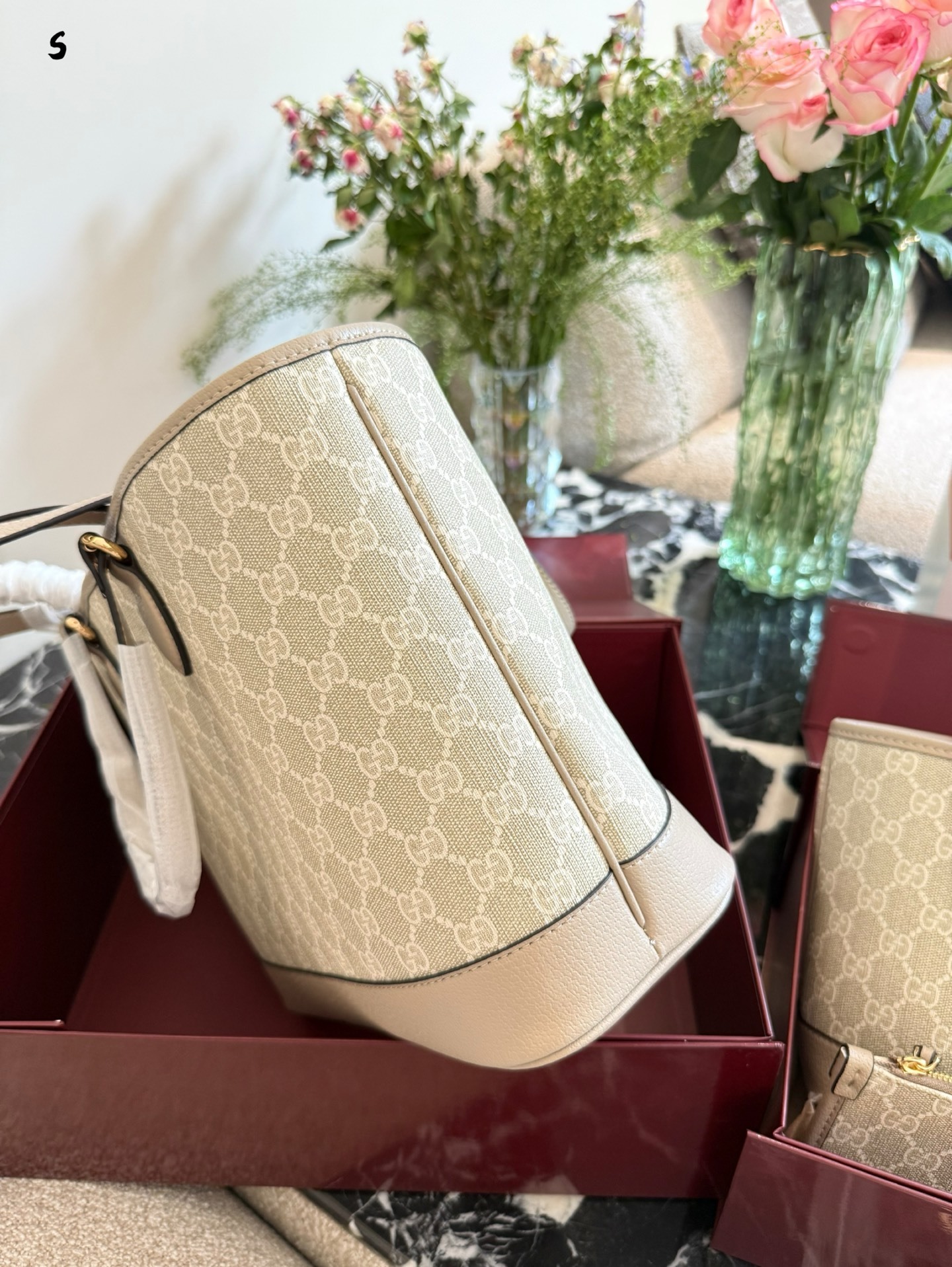 27296-Gucci-530 gallery