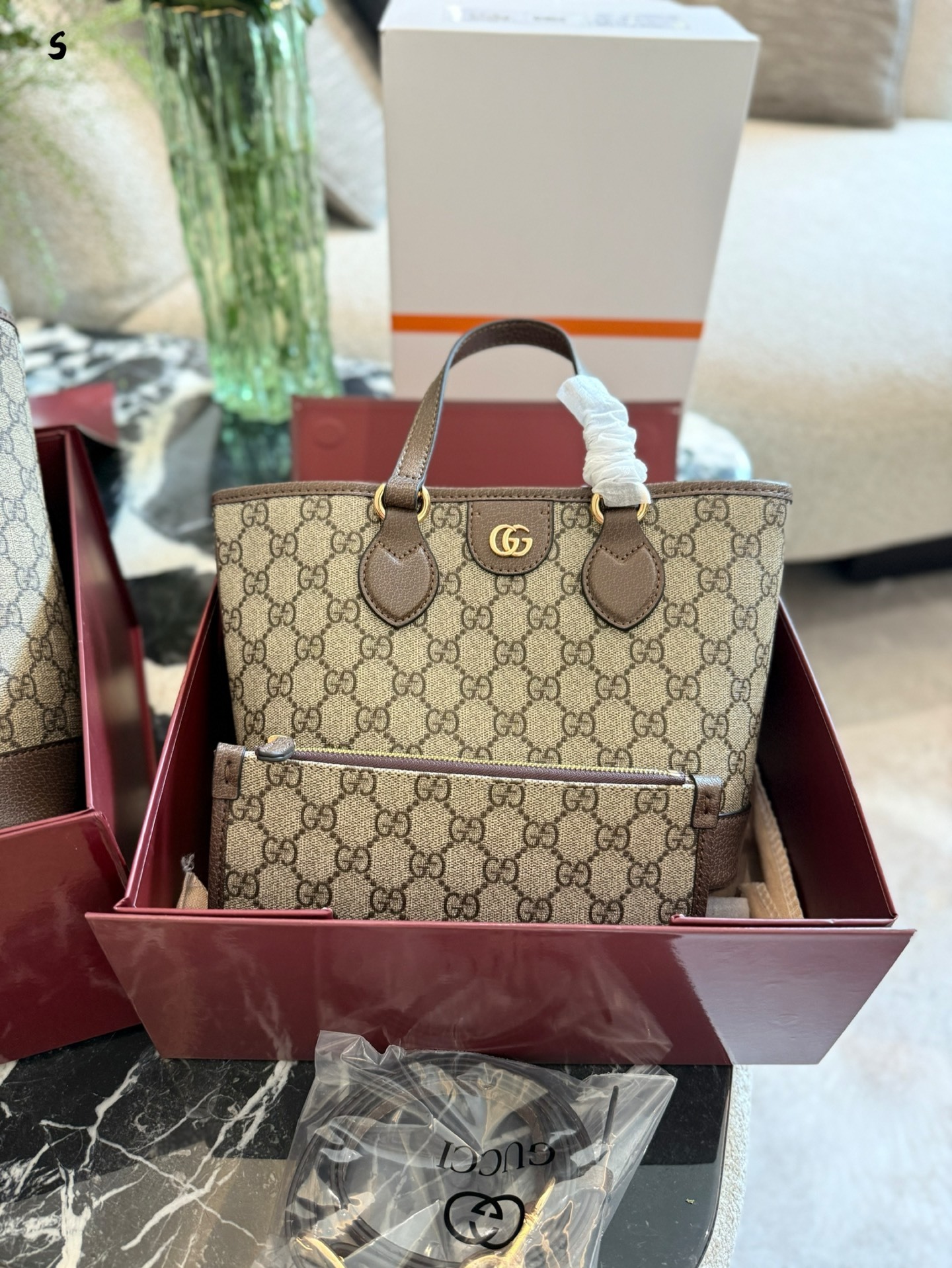 27296-Gucci-530 gallery