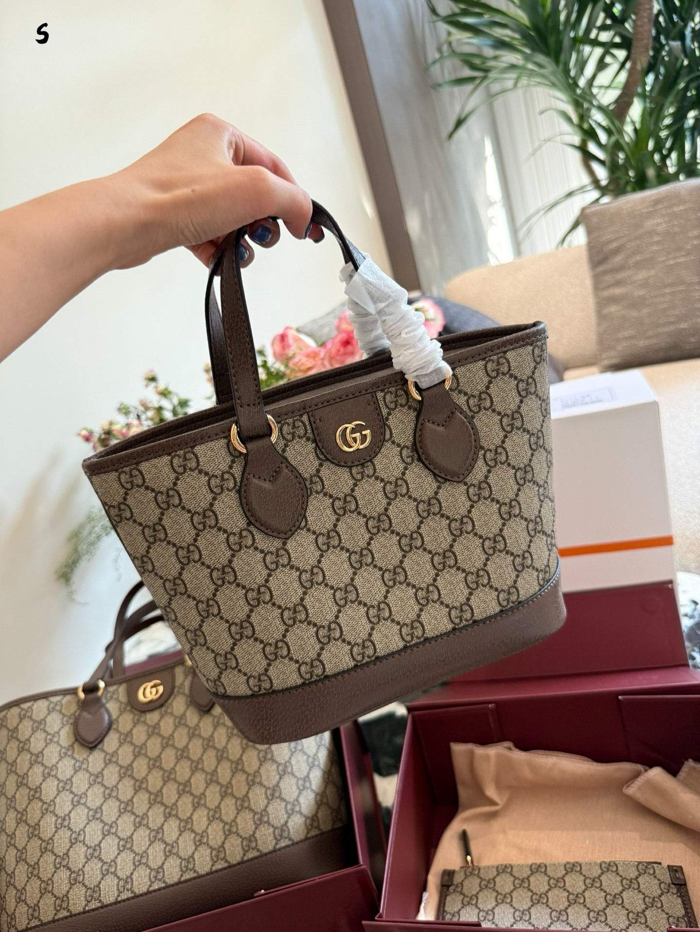 27296-Gucci-530 gallery