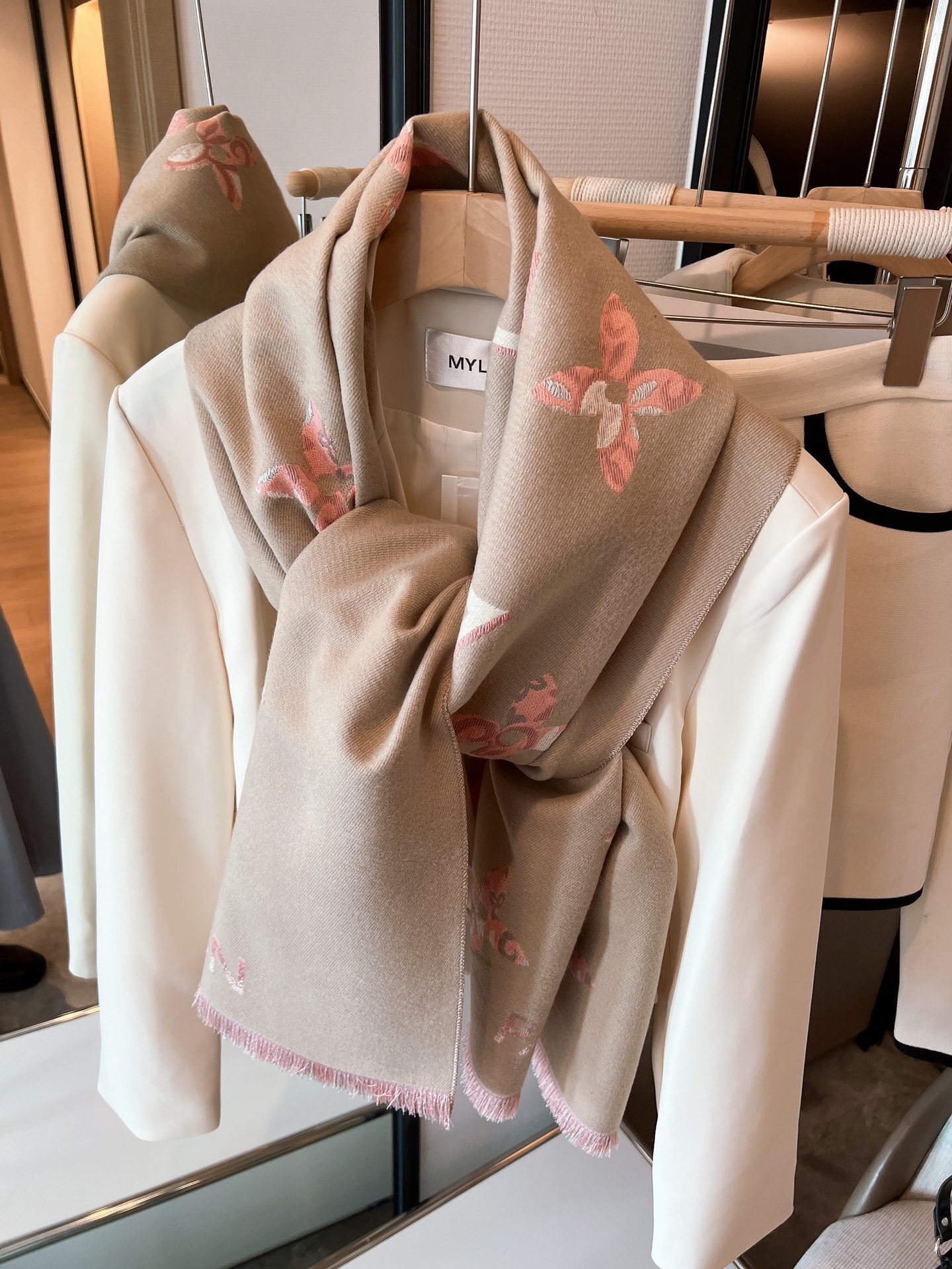 $21.00 LV ZT10037 gallery