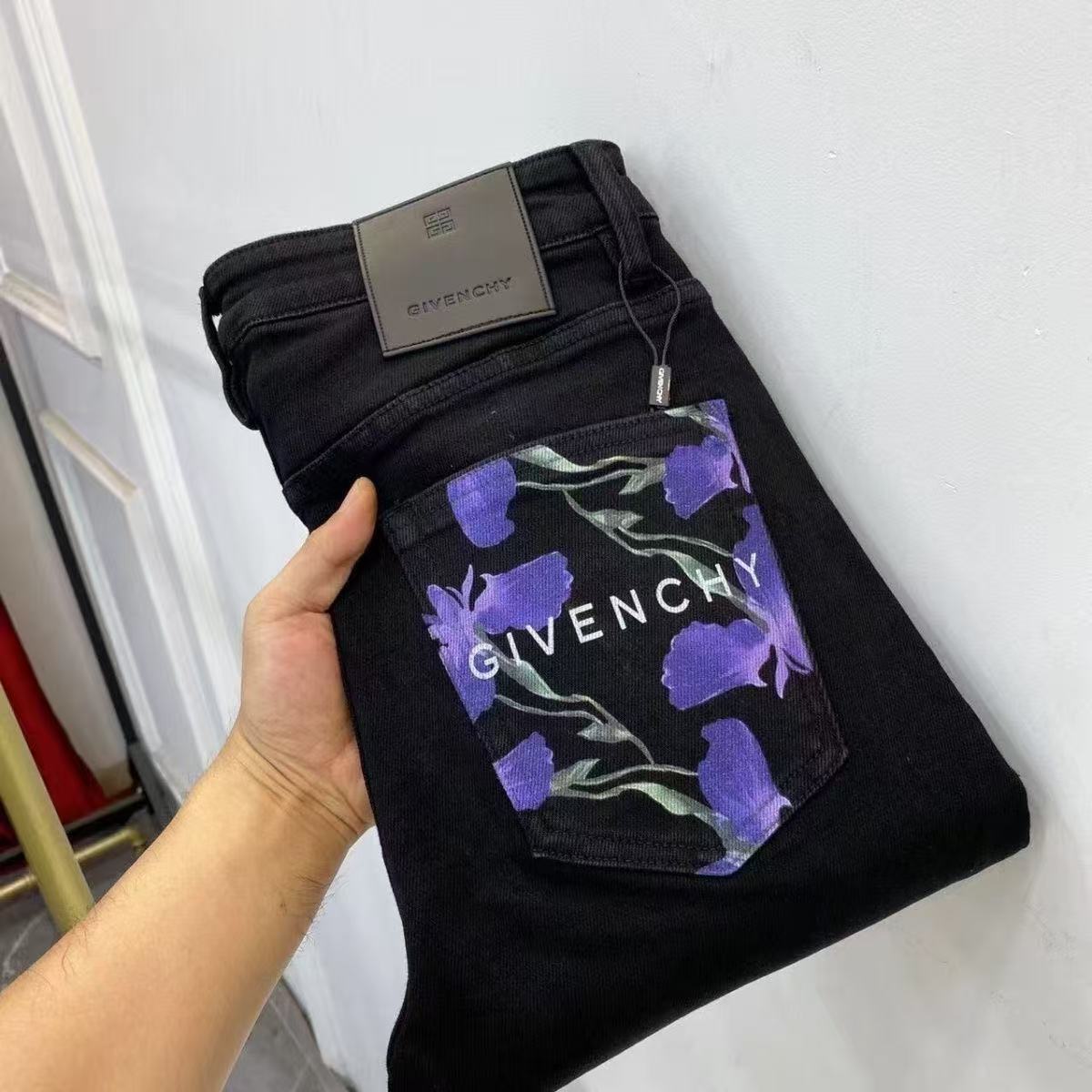 $24.75 GIVENCHY ZT10210 gallery