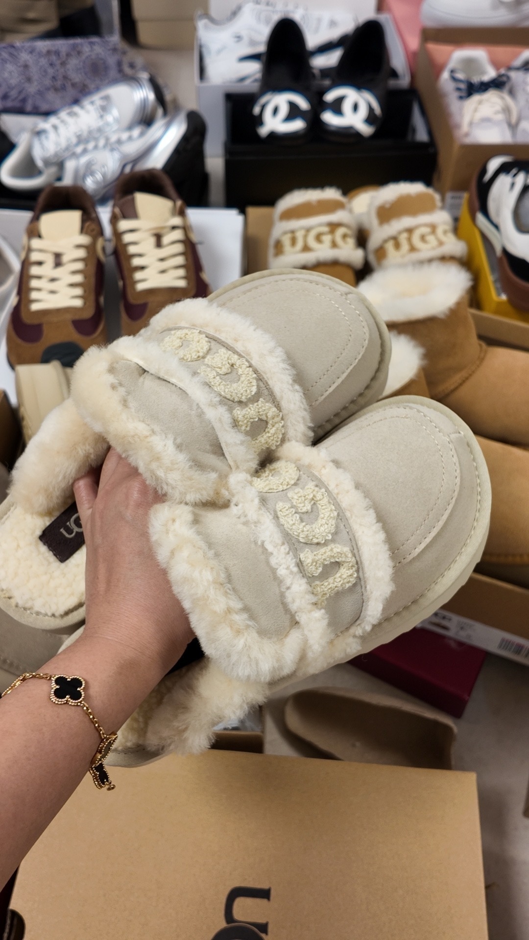 $42.86 UGG ZT9889 gallery